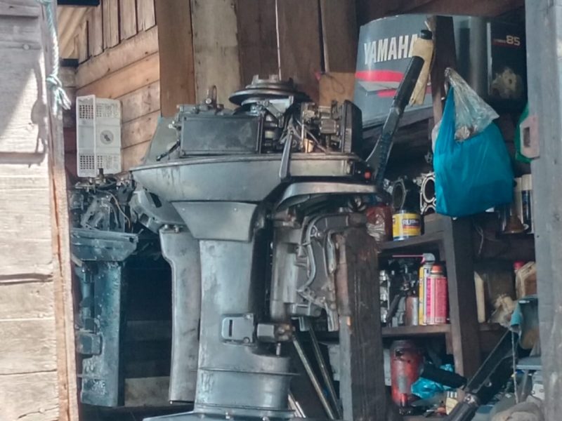 Mesin tempel milik warga Belakangpadang yang sedang diservis karena mengeluarkan asap hitam pasca pengisian minyak di APMS Pulau Sekilak. Foto: INIKEPRI.COM