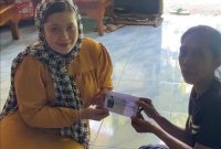 Politisi Muda NasDem Kepri Egidia Savitri Salurkan Zakat Mal Anggota DPR RI Nyat Kadir di Pulau Buluh. Foto: INIKEPRI.COM