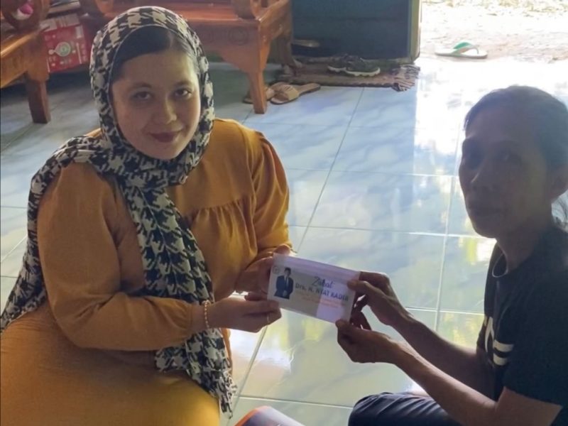 Politisi Muda NasDem Kepri Egidia Savitri Salurkan Zakat Mal Anggota DPR RI Nyat Kadir di Pulau Buluh. Foto: INIKEPRI.COM