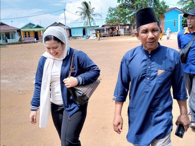 Pengurus DPW Partai NasDem Provinsi Kepulauan Riau (Kepri) Egidia Savitri bersembang ke Pulau Air, Kelurahan Batu Legong, Kecamatan Bulang, Minggu 5 Juni 2022. Foto: INIKEPRI.COM