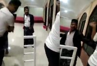 Pelaku saat memukul marbot penyandang disabilitas di Masjid Al-Kautsar Tiban Kampung. Foto: Tangkapan Layar