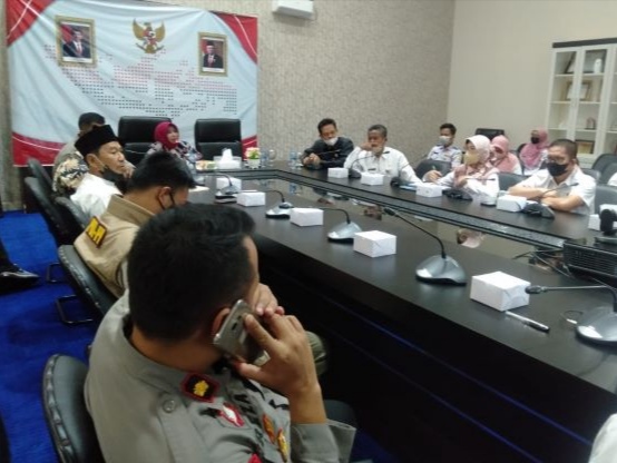 rapat akhir pemberangkatan Jamaah Calon Haji Kota Tanjungpinang tahun 2022, di ruang rapat Engku Putri Raja Hamidah, kantor wali kota Tanjungpinang, Kepri, Rabu (8/6/2022). Foto: Istimewa