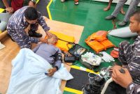 Tentara Nasional Indonesia Angkatan Laut (TNI AL) mengerahkan KRI Lemadang 632 dan Gugus Tempur Laut (Guspurla) Koarmada I dalam operasj Garda Indosin 22, untuk mengevakuasi sekaligus pengamanan terhadap Kapal KLM Bintang Surya yang mengalami kecelakaan, di Perairan Barat Pulau Nipah, Kepulauan Riau, Minggu (12/6/2022). Foto: DISPENAL