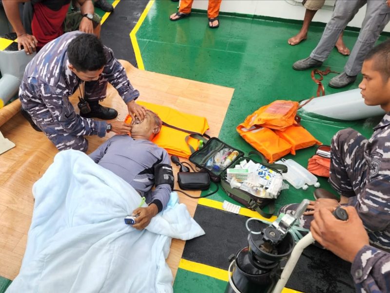 Tentara Nasional Indonesia Angkatan Laut (TNI AL) mengerahkan KRI Lemadang 632 dan Gugus Tempur Laut (Guspurla) Koarmada I dalam operasj Garda Indosin 22, untuk mengevakuasi sekaligus pengamanan terhadap Kapal KLM Bintang Surya yang mengalami kecelakaan, di Perairan Barat Pulau Nipah, Kepulauan Riau, Minggu (12/6/2022). Foto: DISPENAL