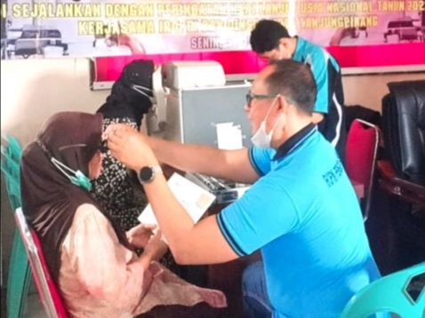 Dalam rangka memperingati Hari Lanjut Usia Nasional ke-26 tahun 2022 yang jatuh pada tanggal 29 Mei lalu, Dinas Sosial Kota Tanjungpinang melaksanakan bakti sosial (Baksos) pembuatan kacamata gratis bagi para lanjut usia (lansia) dengan menggandeng Ikatan Refraksionis Optisien Indonesia (IROPIN) Daerah Kepri. Foto: Istimewa