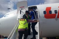 Personil Polsek Kawasan Bandara Hang Nadim Melakukan Pengawalan dan Pengamanan Kedatangan Calon Penumpang yang Baru saja Tiba di Bandara Hang Nadim Batam. Foto: Dok. Polsek Kawasan Bandara Hang Nadim Batam