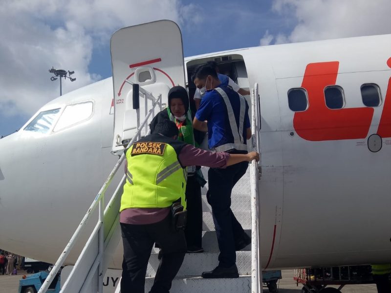 Personil Polsek Kawasan Bandara Hang Nadim Melakukan Pengawalan dan Pengamanan Kedatangan Calon Penumpang yang Baru saja Tiba di Bandara Hang Nadim Batam. Foto: Dok. Polsek Kawasan Bandara Hang Nadim Batam
