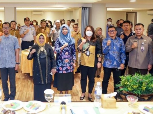 Wali Kota Tanjungpinang Rahma membuka kegiatan sosialisasi implementasi perizinan berusaha dan pengawasan perizinan berusaha berbasis resiko yang digelar di hotel Nite And Day Tanjungpinang, Kepri, Senin (20/6/2022). Foto: Istimewa