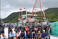 KRI Sultan Thaha Sayifuddin 376 BKO Gugus Tempur Laut Koarmada I, dalam rangka operasi Rakata Jaya - 22 berhasil menangkap Kapal Penangkap Ikan Asing (KIA) berbendera Vietnam di Laut Natuna Utara saat melakukan penangkapan ikan tanpa izin. Foto: ANTARA