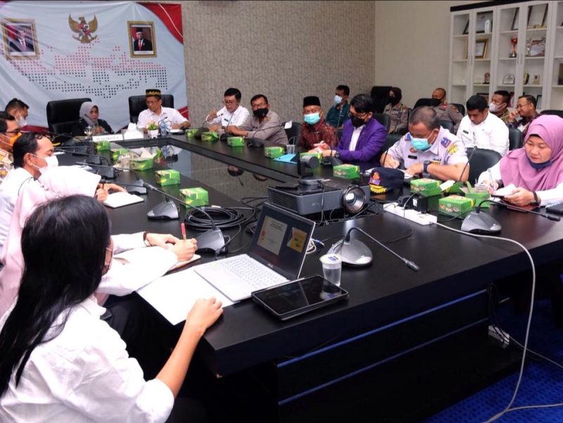 Pemerintah Kota Tanjungpinang menggelar rapat koordinasi Satgas Kota Tanjungpinang terkait penanganan wabah Penyakit Mulut dan Kuku (PMK), di ruang rapat Engku Putri Raja Hamidah, kantor wali kota Tanjungpinang, Kepri, Rabu (22/6/2022). Foto: Istimewa 