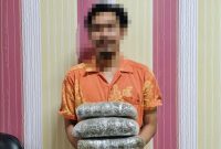 Pelaku yang diamankan. Foto: Humas BC Batam