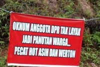 Spanduk yang mendesak pemecatan kepada dua anggota DPRD yang memenuhi sepanjang jalan di Bintan. Foto: Istimewa 