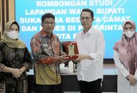 Wakil Wali Kota Batam Amsakar Achmad menerima langsung kedatangan rombongan yang dipimpin Wakil Bupati Sukamara Ahmadi tersebut di Aula Engku Hamidah Kantor Walikota Batam. Foto: MC Batam