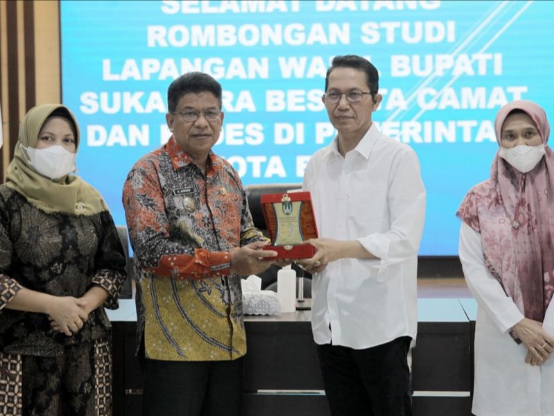 Wakil Wali Kota Batam Amsakar Achmad menerima langsung kedatangan rombongan yang dipimpin Wakil Bupati Sukamara Ahmadi tersebut di Aula Engku Hamidah Kantor Walikota Batam. Foto: MC Batam