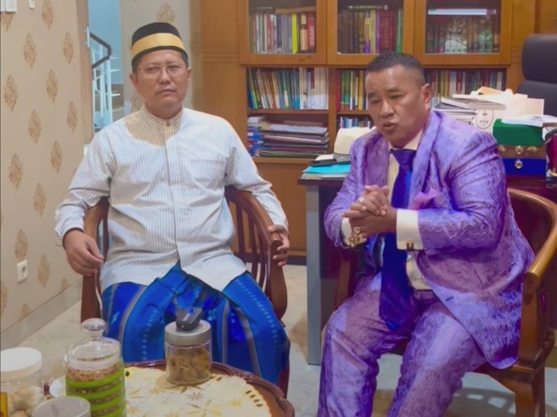 Pengacara kondang Hotman Paris Hutapea menemui Ketua MUI, Cholil Nafis. Foto: Tangkapan Layar 