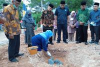 Wali Kota Tanjungpinang Rahma melakukan peletakan batu pertama pembangunan kios