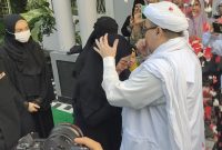Habib Rizieq Shihab tiba di kediaman di Petamburan, Jakarta. Foto: Twitter @DPP_LIP
