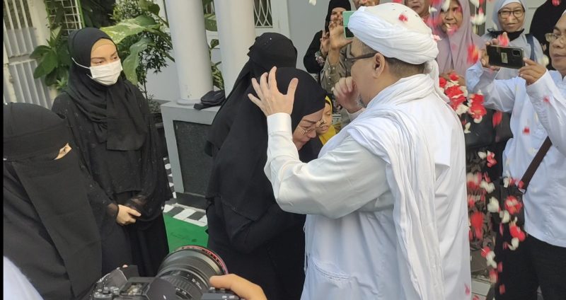 Habib Rizieq Shihab tiba di kediaman di Petamburan, Jakarta. Foto: Twitter @DPP_LIP