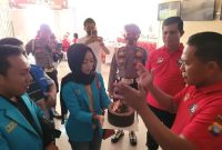 Ketua DPD KNPI Kepri Dewi Socowati memberikan kue ulang tahun kepada Kapolda Kepri Irjen Aris Budiman sempena HUT Bhayangkara ke-76. Foto: INIKEPRI.COM