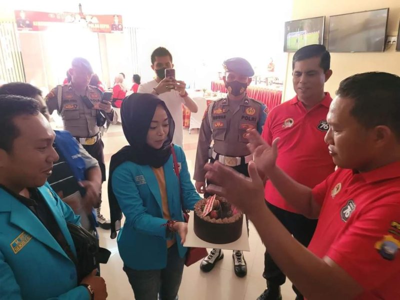 Ketua DPD KNPI Kepri Dewi Socowati memberikan kue ulang tahun kepada Kapolda Kepri Irjen Aris Budiman sempena HUT Bhayangkara ke-76. Foto: INIKEPRI.COM