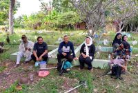 Jelang Idul Adha, Egidia Savitri Ajak Warga Bersih-bersih Makam di Pulau Buluh. Foto: Istimewa 