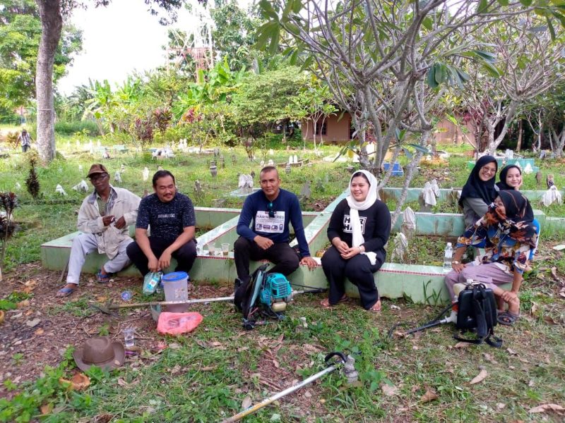 Jelang Idul Adha, Egidia Savitri Ajak Warga Bersih-bersih Makam di Pulau Buluh. Foto: Istimewa 