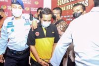 Tersangka kasus pencabulan terhadap perempuan santri, MSAT, saat berada di Rumah Tahanan Surabaya, di Medaeng, Sidoarjo, Jawa Timur. Foto: ANTARA