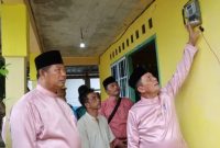 Gubernur Ansar Ahmad saat membuka sekring listrik rumah warga Desa Bayat, Kecamatan Palmatak, Kabupaten Anambas. Foto: ANTARA