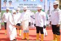 Wakil Wali Kota Batam Amsakar Achmad dan Erlita Sari meletakkan batu pertama pada proyek revitalisasi Masjid Agung Batam Center. Foto: MC Batam