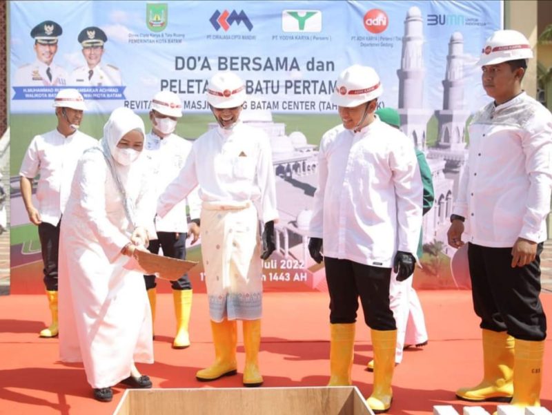 Wakil Wali Kota Batam Amsakar Achmad dan Erlita Sari meletakkan batu pertama pada proyek revitalisasi Masjid Agung Batam Center. Foto: MC Batam