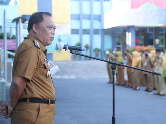 Wakil Wali Kota Tanjungpinang Endang Abdullah memimpin apel pagi di Rumah Sakit Umum Daerah (RSUD) Tanjungpinang, Kepri, Senin (18/7/2022).  Foto: Istimewa 