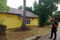 Akibat cuaca buruk membuat pohon tumbang dan menimpa siswa SMAN 15 Batam, Rabu (20/7/2022) hingga tewas. Foto: Polsek Nongsa