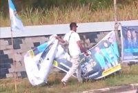 Pelaku perusakan spanduk. Foto: Tangkapan layar