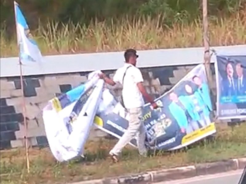 Pelaku perusakan spanduk. Foto: Tangkapan layar 