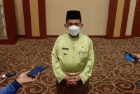 Gubernur Kepri Ansar Ahmad menggunakan baju kurung Melayu, kain sampin dan songkok. Foto: ANTARA