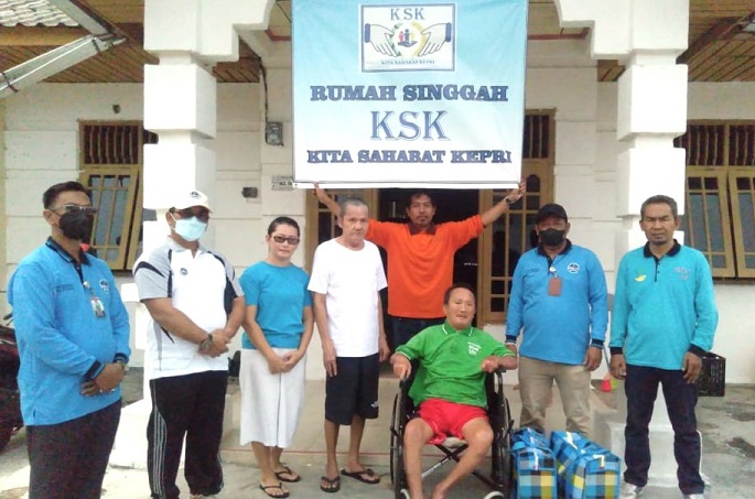 Dinsos Tanjungpinang Mengalihkan Perawatan Dua Lansia ke Rumah Bahagia KSK. Foto: Istimewa 