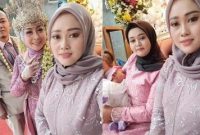 Sabarnya istri pertama, dampingi sang suami nikah lagi pinang istri kedua, sempat foto di pelaminan sambil gendong anaknya. Foto: TikTok @lia.sugiandie