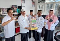Budayawan Melayu dari Kepulauan Riau Abdul Kadir Ibrahim menghibahkan 10 judul buku karyanya kepada Dinas Perpustakaan dan Arsip Kota Tanjungpinang. Foto: Istimewa