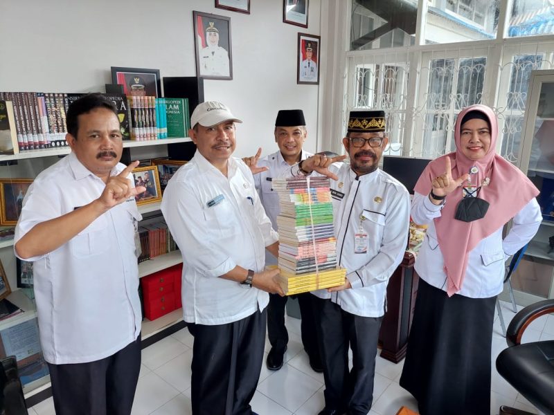 Budayawan Melayu dari Kepulauan Riau Abdul Kadir Ibrahim menghibahkan 10 judul buku karyanya kepada Dinas Perpustakaan dan Arsip Kota Tanjungpinang. Foto: Istimewa 
