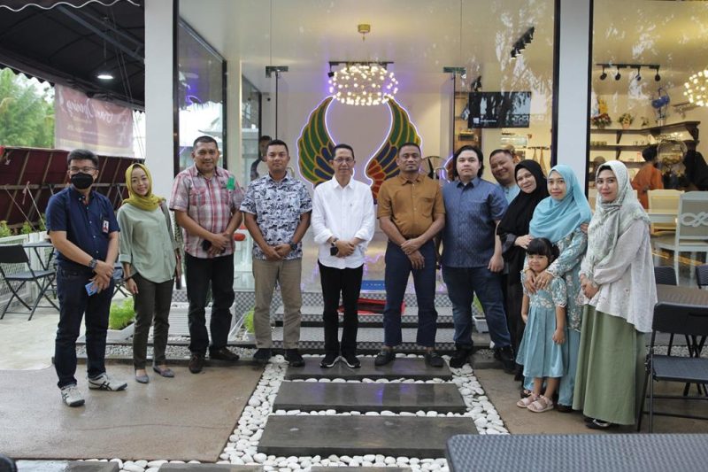 Foto bersama grand opening Tunjuk Langit Resto and Coffee. Foto: INIKEPRI.COM