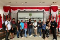 Rinawati Siagian juara kedua lomba orasi 'Andai Aku Jadi Calon Kepala Daerah' bersilaturahmi dengan anggota DPRD Kota Batam dari PPP Fadli SE. Foto: INIKEPRI.COM