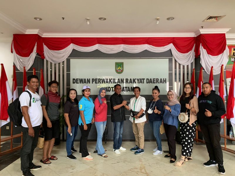 Rinawati Siagian juara kedua lomba orasi 'Andai Aku Jadi Calon Kepala Daerah' bersilaturahmi dengan anggota DPRD Kota Batam dari PPP Fadli SE. Foto: INIKEPRI.COM