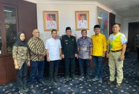 Wakil bupati Lingga Neko Wesha Pawelloy saat bertemu Gubernur Kepri Ansar Ahmad beberapa waktu lalu. Foto: Istimewa 