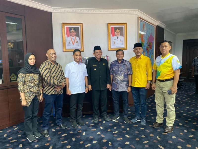 Wakil bupati Lingga Neko Wesha Pawelloy saat bertemu Gubernur Kepri Ansar Ahmad beberapa waktu lalu. Foto: Istimewa 