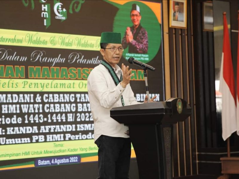 Wakil Wali Kota Batam Amsakar Achmad saat Pelantikan & Silaturahmi HMI Cabang Batam Madani & HMI Cabang Tanjung Pinang serta Kohati MPO Cabang Batam Madani di Ruang Engku Hamidah, Kantor Wali Kota Batam, Kamis (4/8/2022). Foto: MC Batam