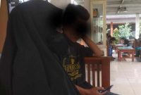 P didampingi suaminya saat menyampaikan laporannya di Mapolres Lamongan, Rabu (8/7/2022). Foto: Istimewa 