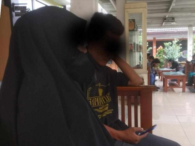 P didampingi suaminya saat menyampaikan laporannya di Mapolres Lamongan, Rabu (8/7/2022). Foto: Istimewa 