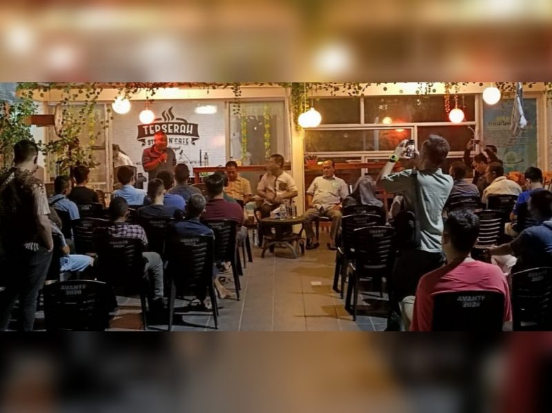 Pertemuan antar warga RT/RW 01/017 kelurahan Sadai, Bengkong, dengan perangkat lurah dan camat bersama anggota DPRD kota Batam Harmidi Husein & Lik Khai. Foto: INIKEPRI.COM 