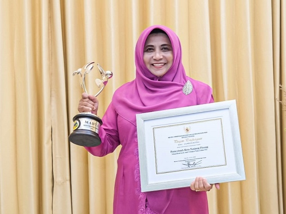 Wali Kota Rahma Terima Piala Penghargaan KLA. Foto: Istimewa 