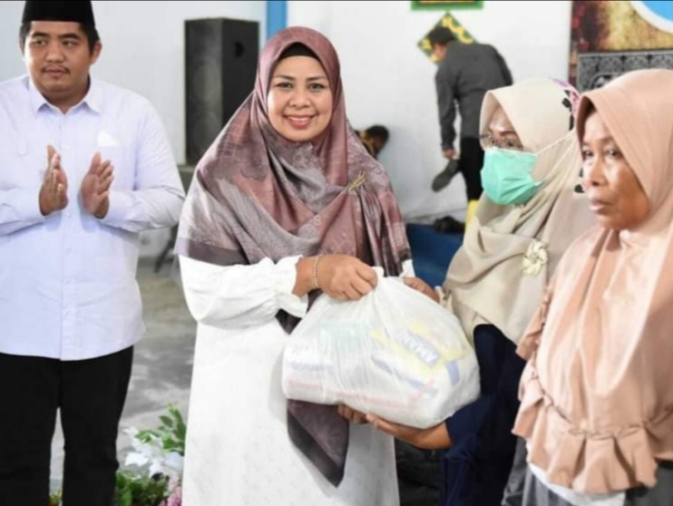 Ketua Lembaga Koordinasi Kesejahteraan Sosial (LKKS) Provinsi Kepri Hj. Dewi Kumalasari Ansar didampingi Plt. Bupati Bintan Roby Kurniawan dan Kepala Dinas Sosial Provinsi Kepri Eko Sumbaryadi menyerahkan Bantuan Kesejahteraan Sosial (BANKESOS) berupa Paket Sembako Kepada 1.070 Warga Kabupaten Bintan yang terdaftar di Data Terpadu Kesejahteraan Sosial (DTKS) di Gedung Community Center, Kawal, Bintan, Kamis (11/8). Foto: Diskominfo Kepri 